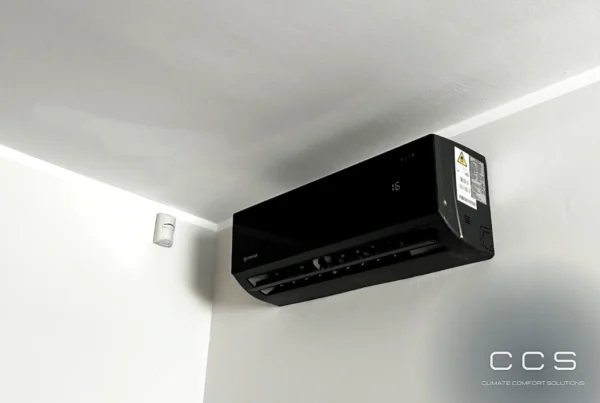 Czarny klimatyzator ścienny z bliska – sterowanie przez Wi-Fi i ustalenia przed montażem